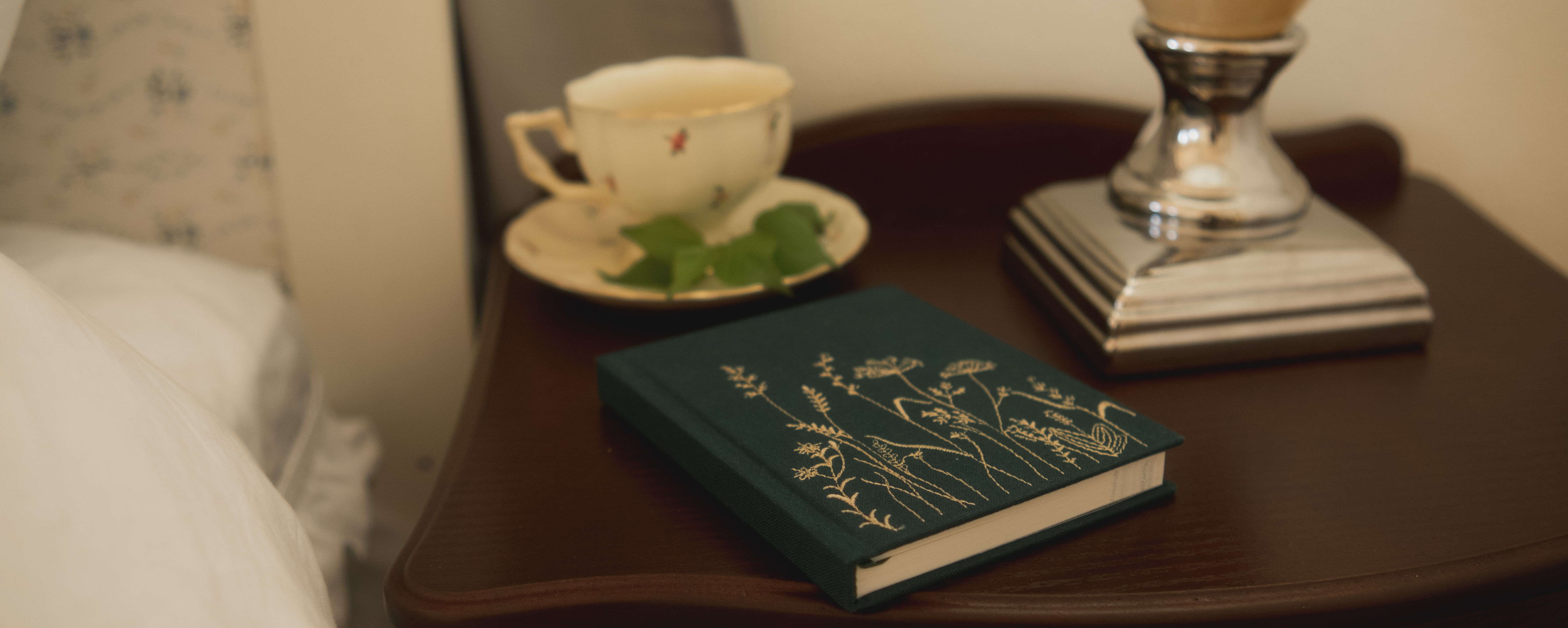 5 красных блокнотов, один из которых открыт