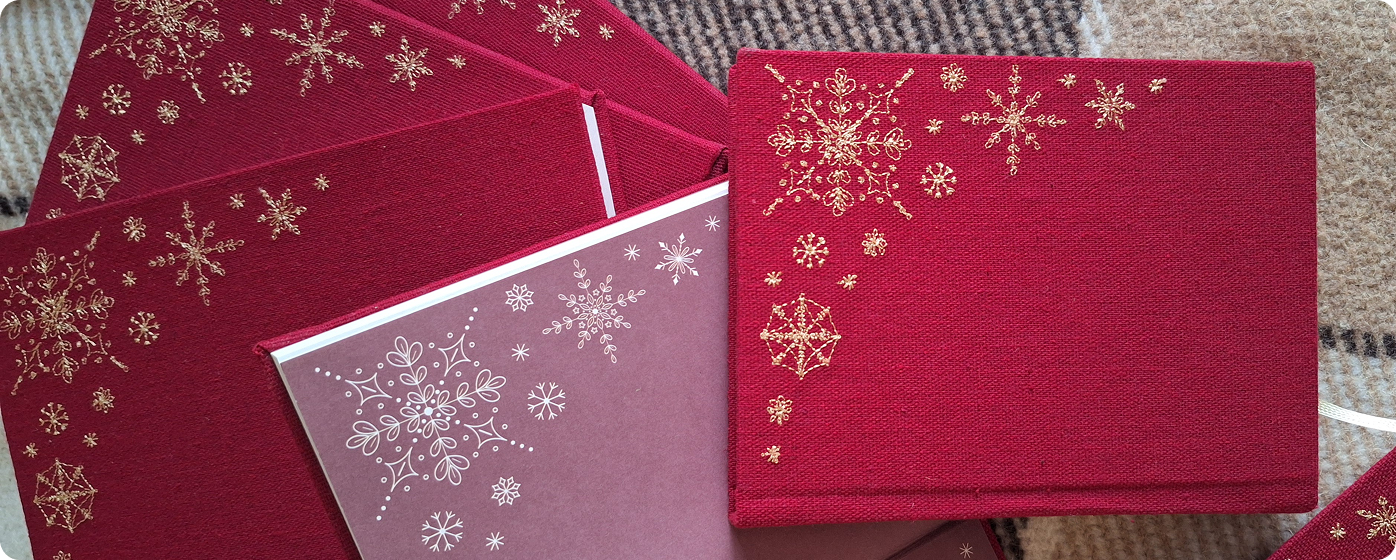 5 красных блокнотов, один из которых открыт