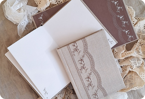 Блокноты бежевые, 3 штуки, два открыты